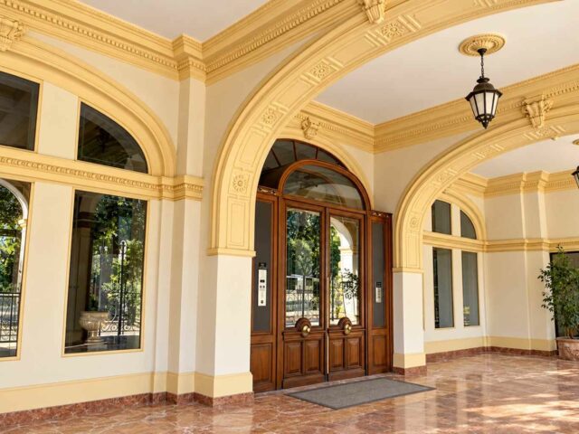 Entrée de l’immeuble « Le Grand Hôtel », 10 avenue Félix Faure à Nice, où se trouve le cabinet d’hypnose de Léa Khan