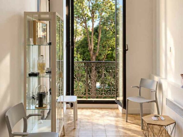 Salle d’attente du cabinet d’hypnose de Léa Khan à Nice, ouverte sur les arbres de l’avenue